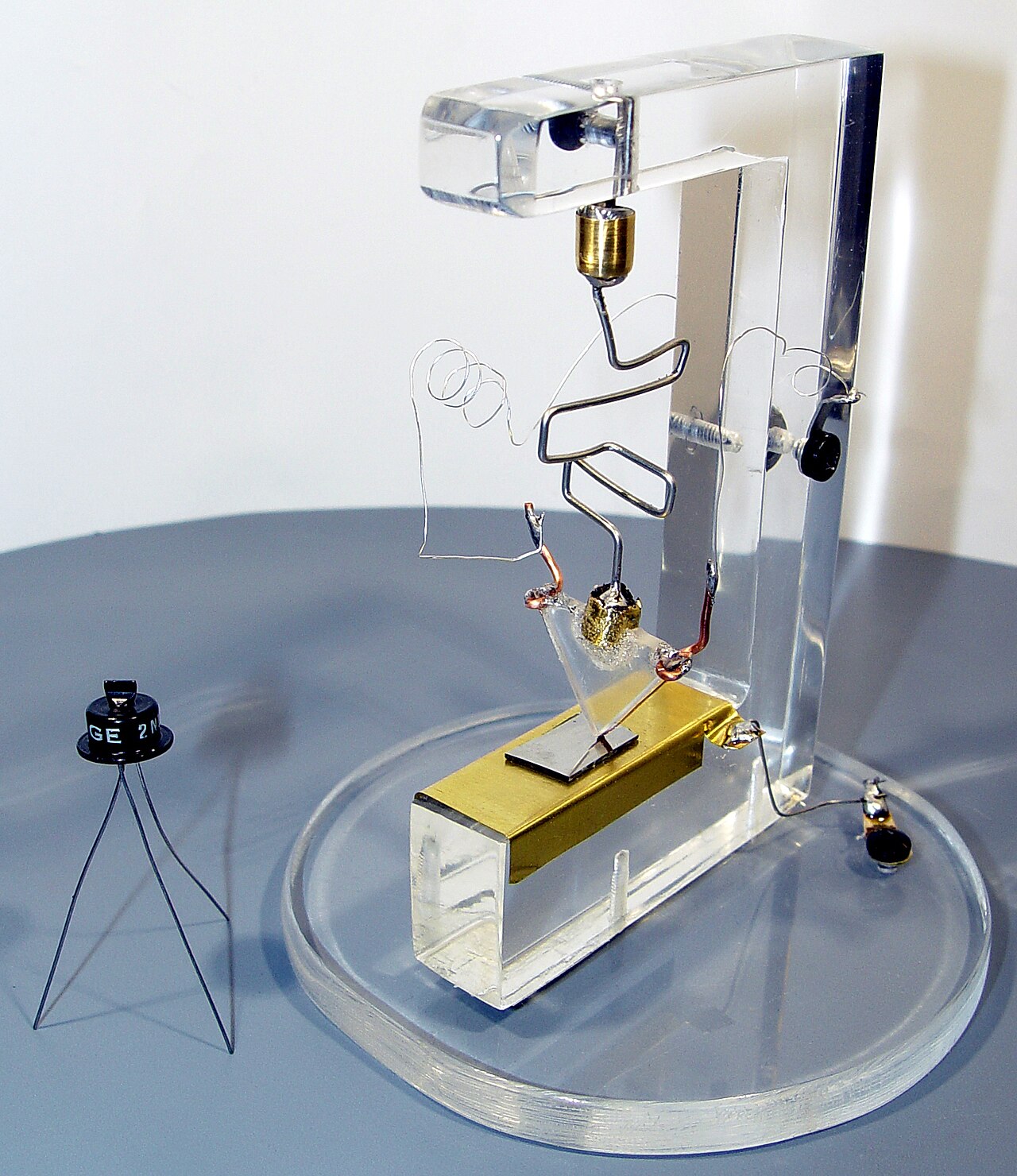 A replica of the first working transistor 02.jpg